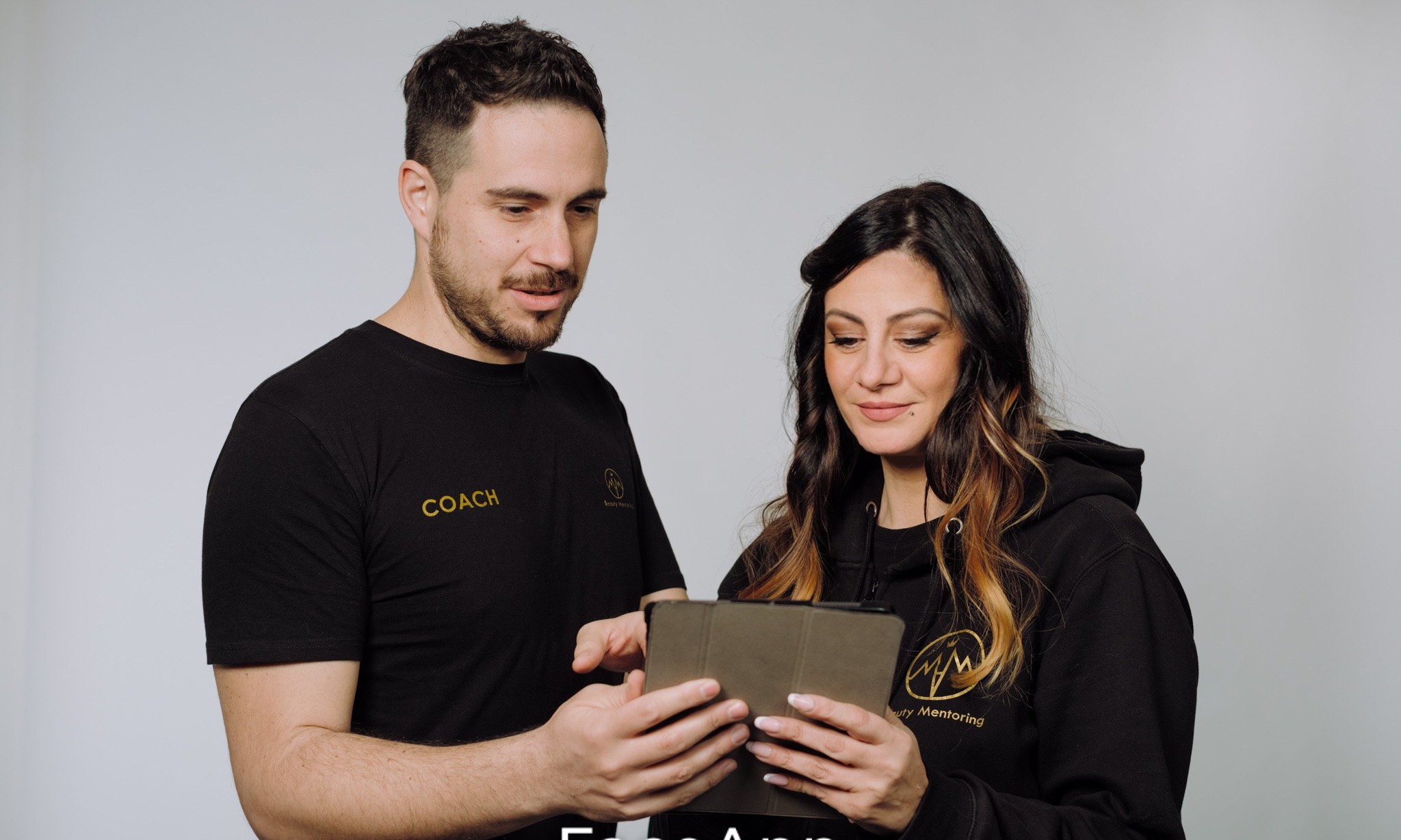Marzia e Alessandro di Beauty Mentoring al lavoro con una titolare