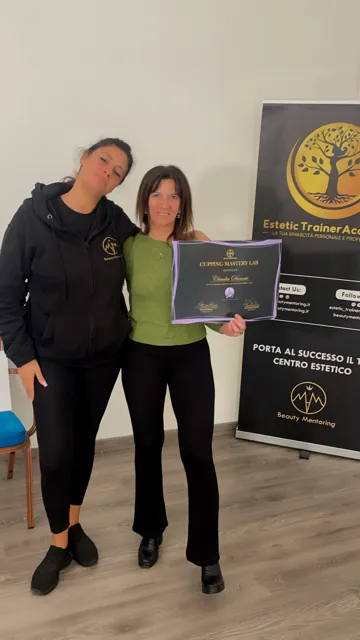 Consegna del diploma a una corsista
