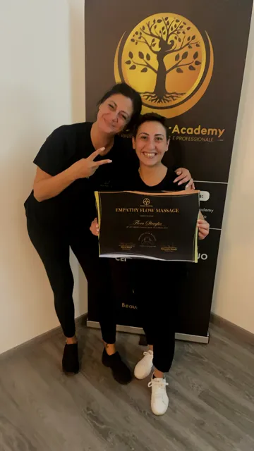 Consegna del diploma a una corsista