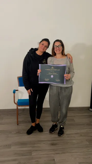 Consegna del diploma a una corsista