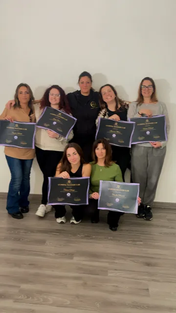Corsiste con i diplomi appena consegnati