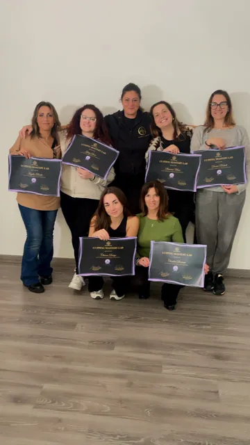 Gruppo di corsiste con i diplomi