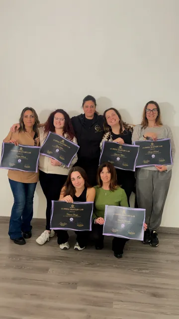 Gruppo di corsiste con i diplomi a fine corso