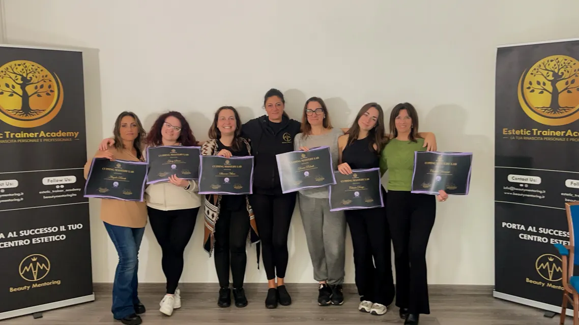 Corsiste con i diplomi a fine percorso