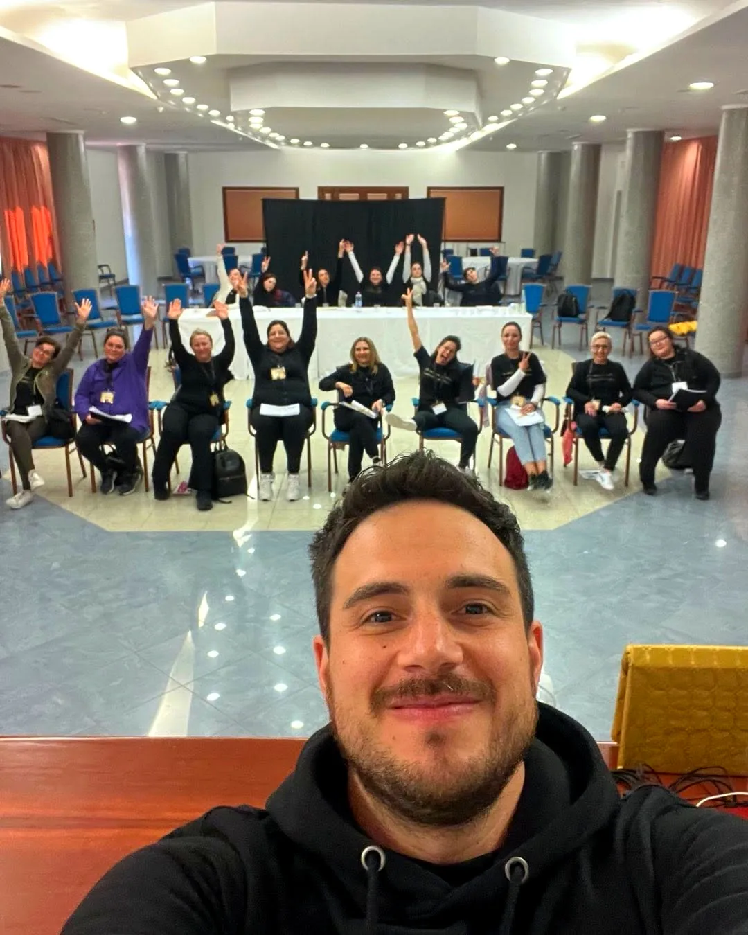 Alessandro in aula con le titolari del corso