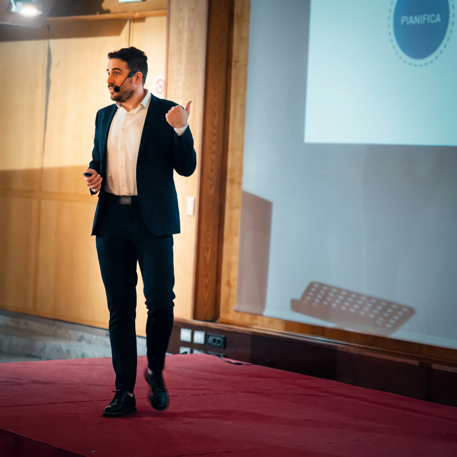Alessandro sul palco durante un evento dal vivo