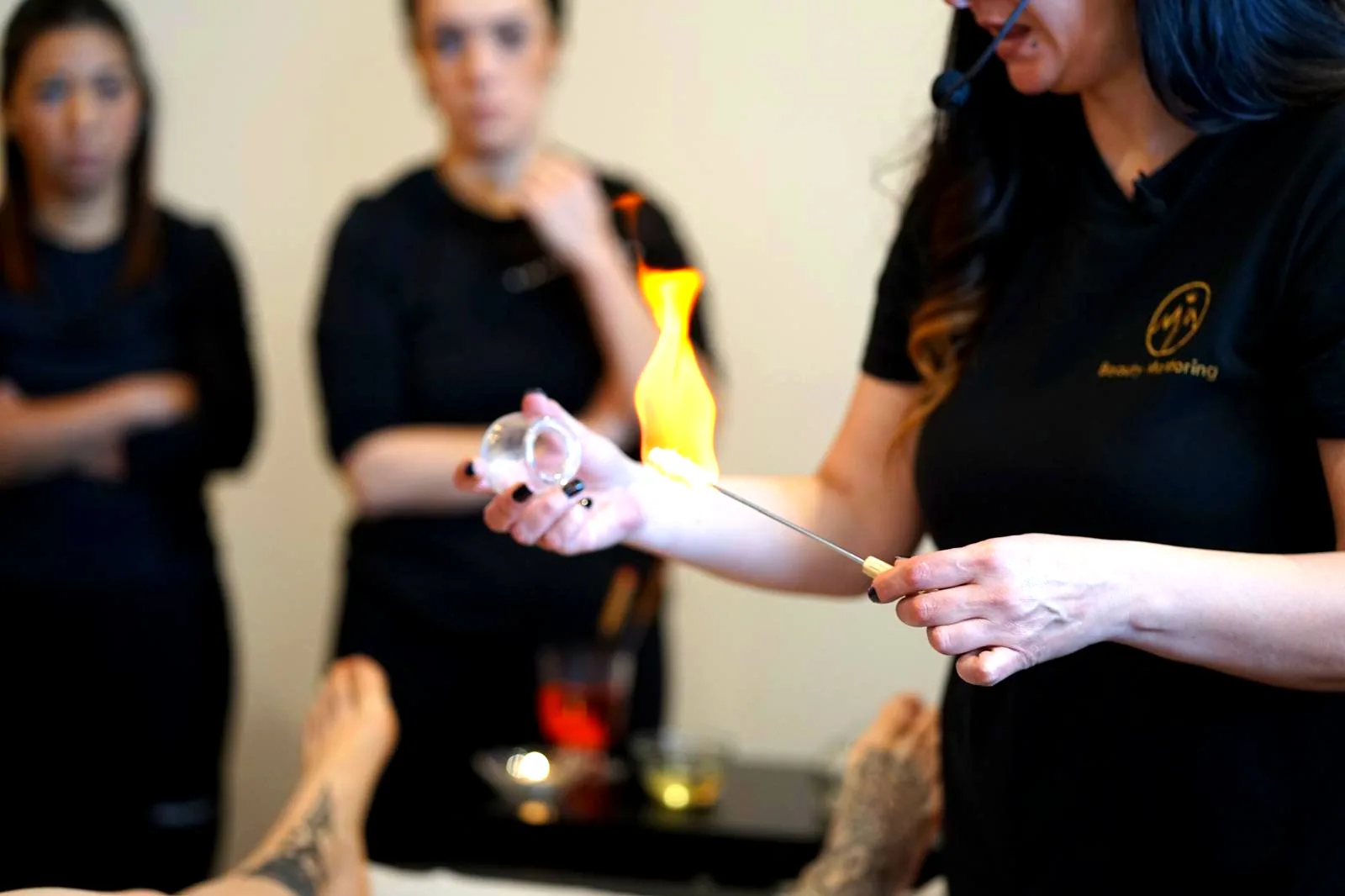 Marzia esegue il cupping con la fiamma, dimostrazione live